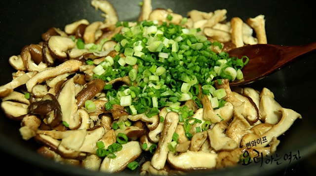 Stir-fry the mushrooms — step photo 2