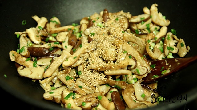 Stir-fry the mushrooms — step photo 1