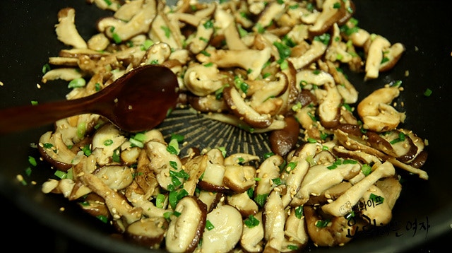 Stir-fry the mushrooms — step photo 2