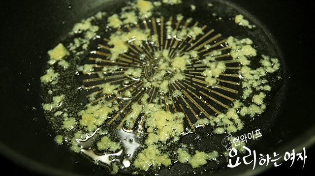 Pan-fry in garlic oil — step photo 1