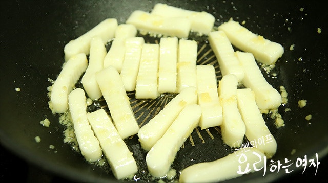 Pan-fry in garlic oil — step photo 2