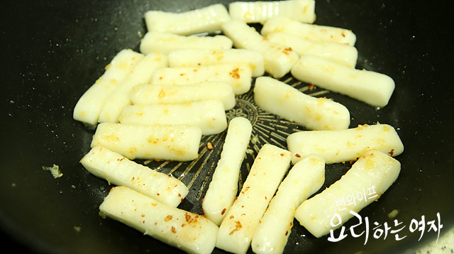 Pan-fry in garlic oil — step photo 3