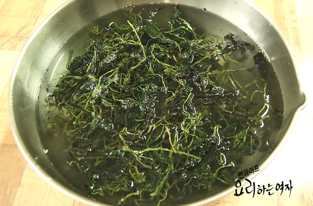 Soak the dried gondre — step photo 1
