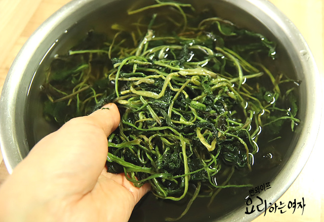 Soak the dried gondre — step photo 1