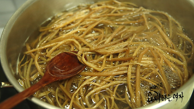 Boil the sweet potato stems — step photo 1