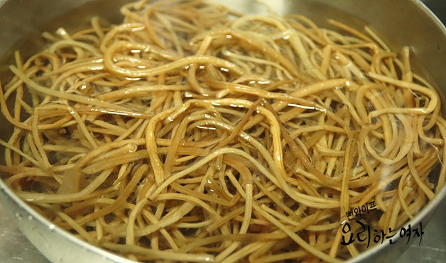 Boil the sweet potato stems — step photo 1