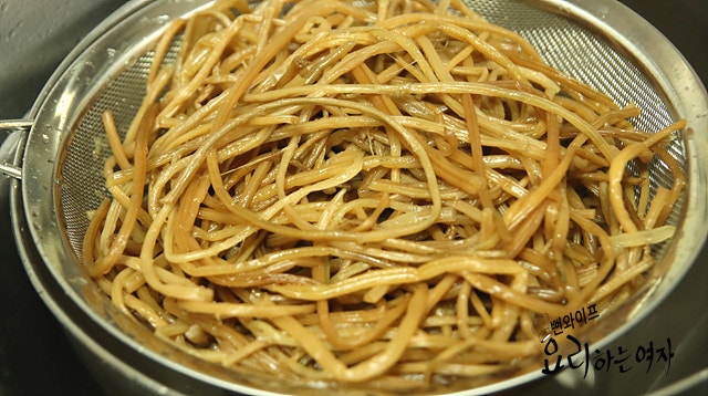 Boil the sweet potato stems — step photo 2
