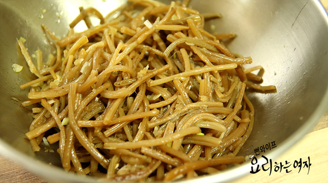 Season the sweet potato stems — step photo 3