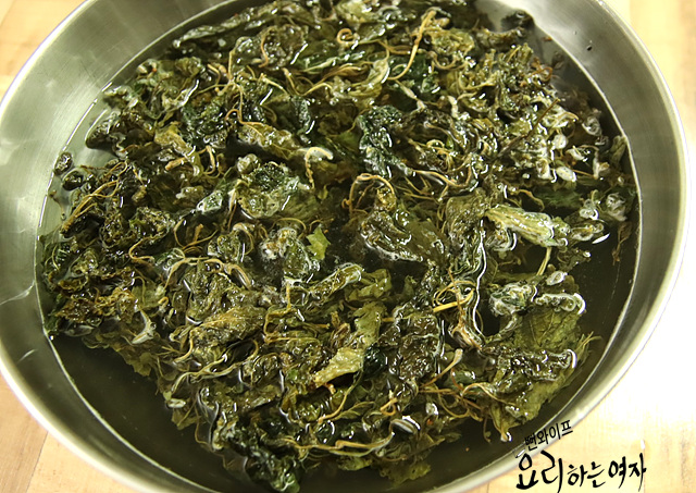 Soak the dried mulberry leaves — step photo 1