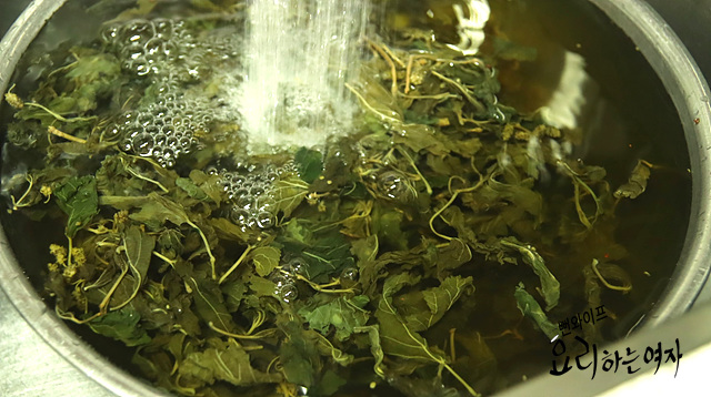 Soak the dried mulberry leaves — step photo 2