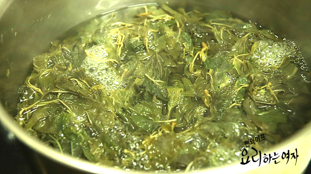 Boil the mulberry leaves — step photo 1