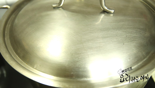Boil the mulberry leaves — step photo 2
