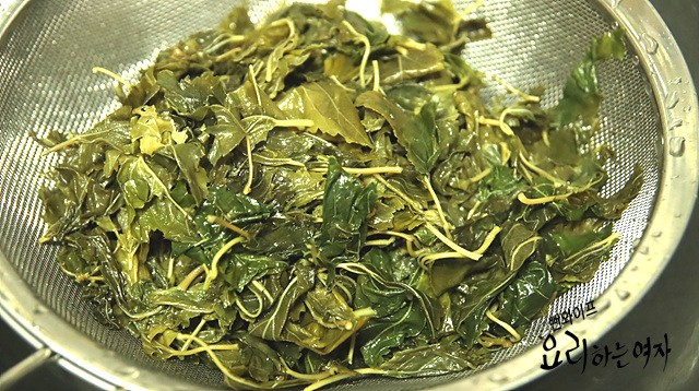 Boil the mulberry leaves — step photo 2
