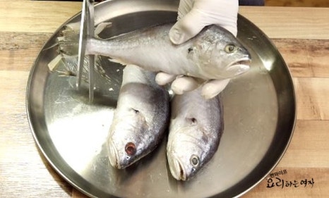 Prepare the yellow croaker — step photo 1