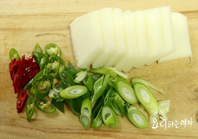 Slice ingredients and mix seasoning — step photo 1