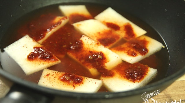Simmer the radish with seasoning — step photo 2