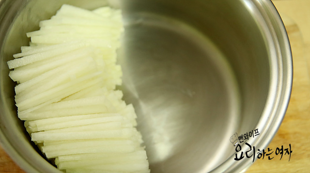 Boil the soybean sprouts and radish — step photo 1