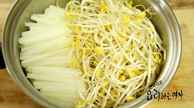 Boil the soybean sprouts and radish — step photo 2