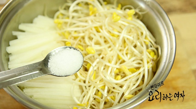 Boil the soybean sprouts and radish — step photo 1