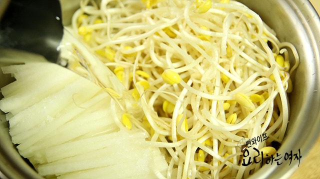 Boil the soybean sprouts and radish — step photo 2