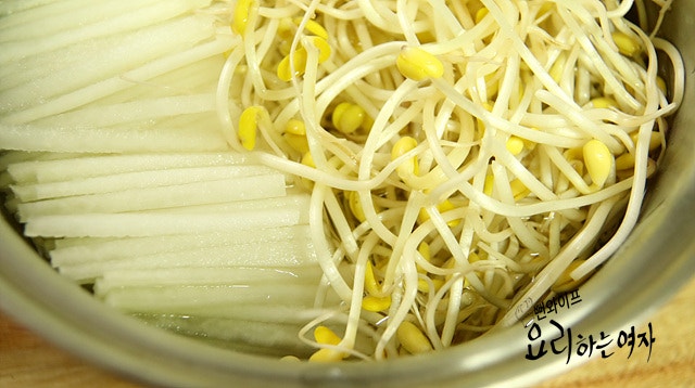Boil the soybean sprouts and radish — step photo 1