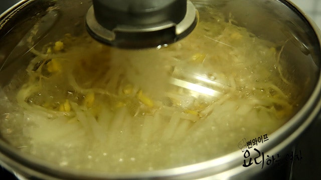 Boil the soybean sprouts and radish — step photo 2