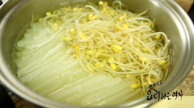 Boil the soybean sprouts and radish — step photo