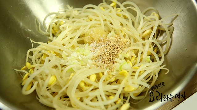 Season the soybean sprouts — step photo 1