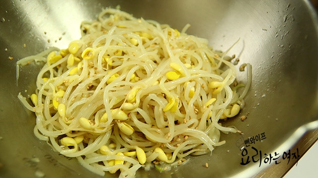 Season the soybean sprouts — step photo 2
