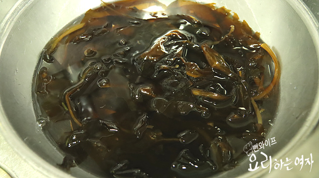 Clean the fresh seaweed — step photo 1