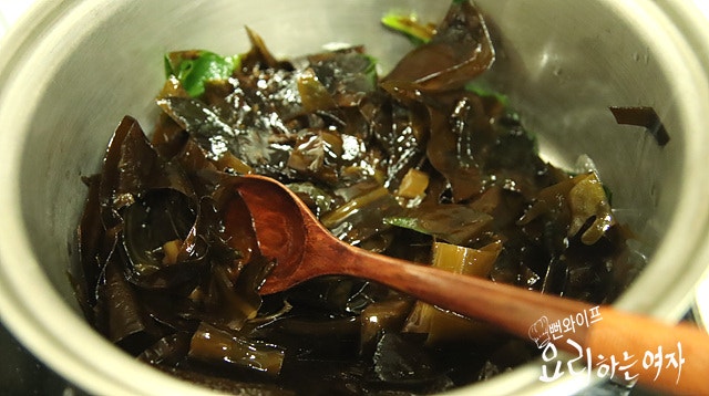 Stir-fry the seaweed — step photo 1