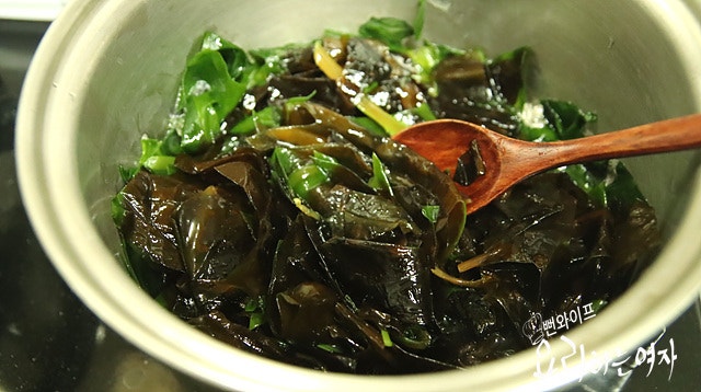 Stir-fry the seaweed — step photo 2