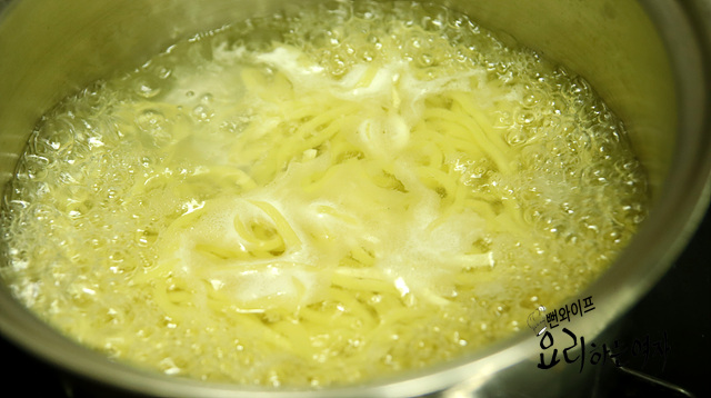 Blanch the udon noodles and fried bean curd — step photo 1