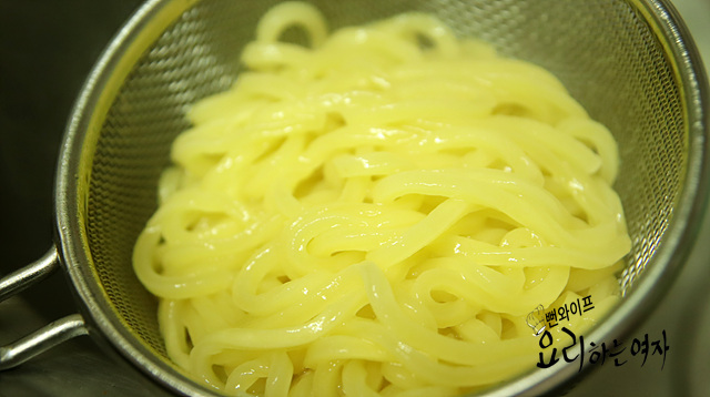 Blanch the udon noodles and fried bean curd — step photo 2