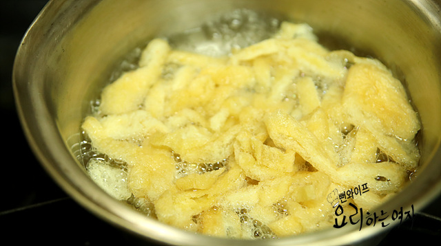 Blanch the udon noodles and fried bean curd — step photo 3