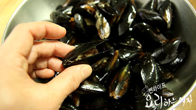 Prepare the mussels — step photo 2