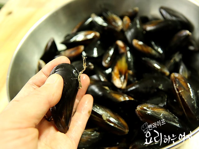 Prepare the mussels — step photo 1