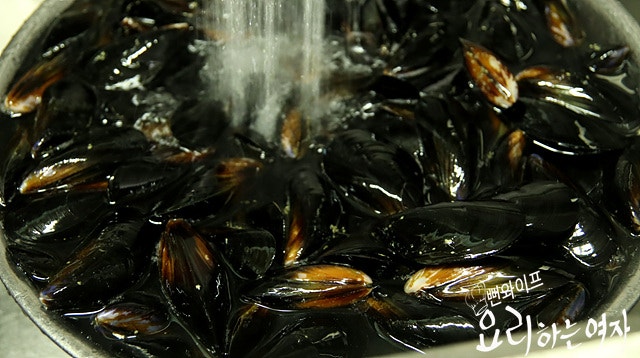 Prepare the mussels — step photo 2