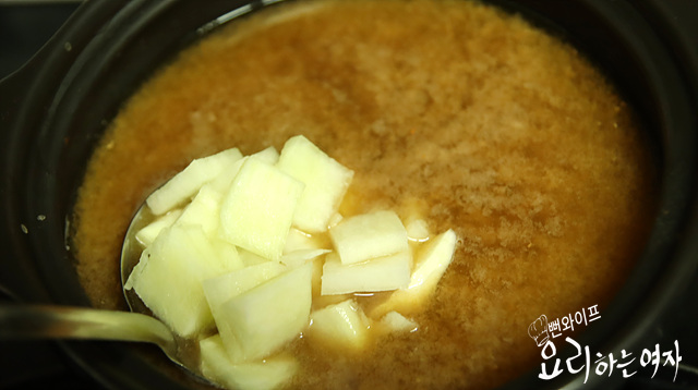Simmer the doenjang stew — step photo 2