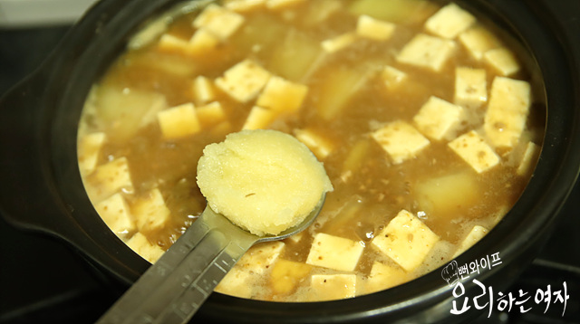 Simmer the doenjang stew — step photo 2