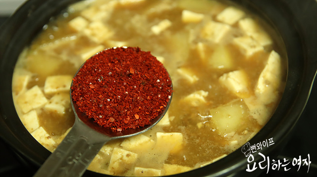 Simmer the doenjang stew — step photo 3