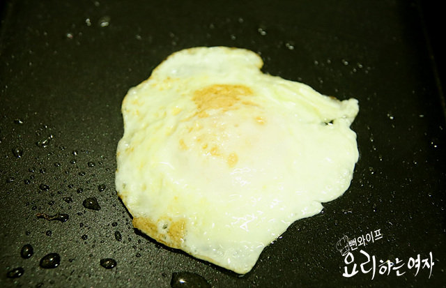 Toast and pan-fry the ingredients — step photo 1
