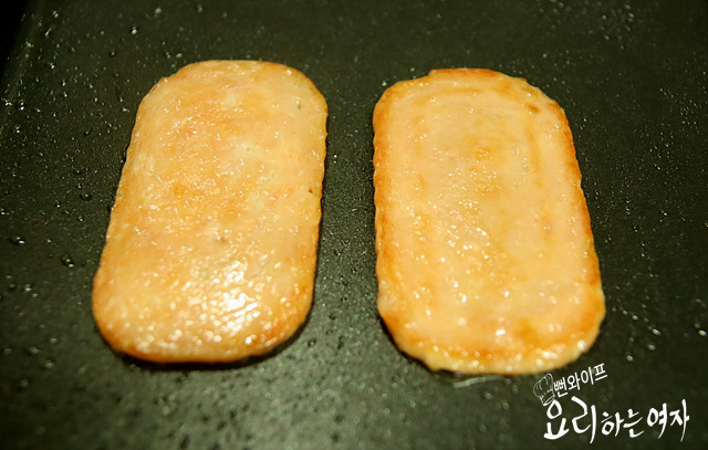 Toast and pan-fry the ingredients — step photo 2