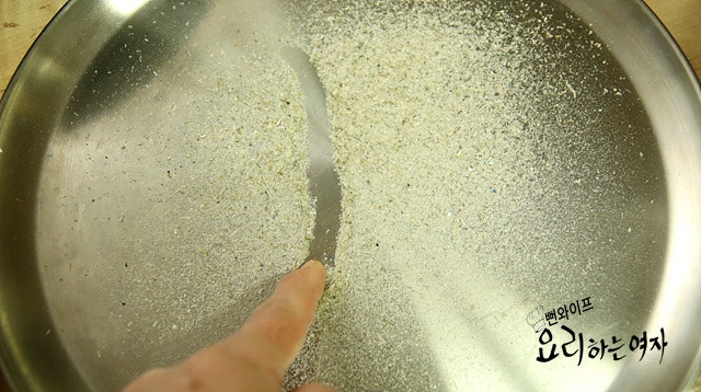 Clean the anchovies — step photo 2