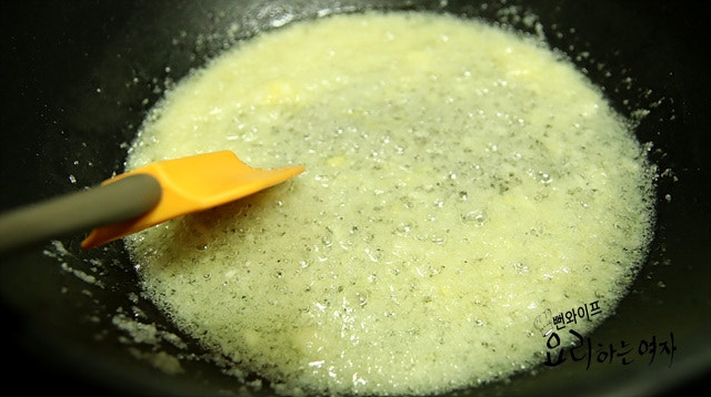 Stir-fry the anchovies in garlic oil — step photo 1