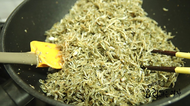 Stir-fry the anchovies in garlic oil — step photo 2