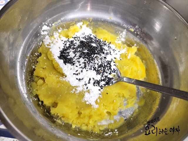 Knead the dough — step photo 1
