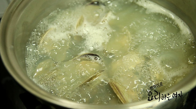 Cook the hard clams — step photo 1