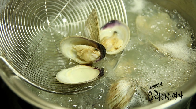 Cook the hard clams — step photo 2