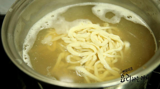 Cook the kalguksu noodles — step photo 1